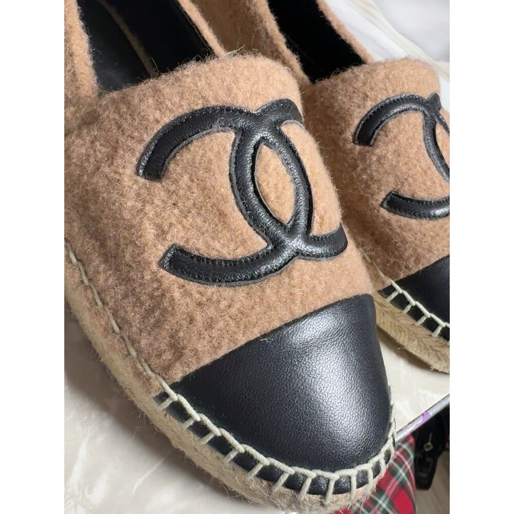 CHANEL Beige/Black Felt CC Logo leather Cap Toe Espadrille Flats Slip On US 8 - Picture 3 of 11